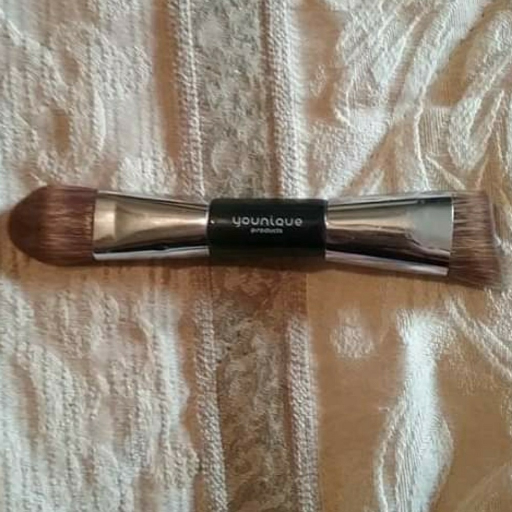 Younique contour brush